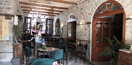 Heute befindet sich im Untergeschoss der Moschee, anstelle des ehemaligen Basars ein Café.