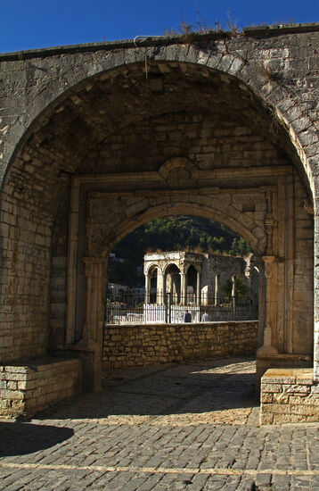 Das verzierte „Tor des Paschas“ führt in einen weiten, rechteckigen Hof mit dem ehemaligen Palast der Familie Virioni.