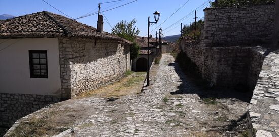 Die Festung von Berat - schmale gepflasterte Gasse