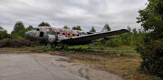 Die Douglas C-47 am Eingang der Airbase