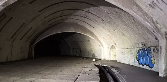 Flugzeug-Hanger in einem Stollen