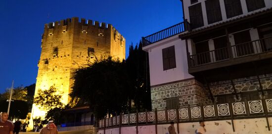 Alanya - Der Rote Turm am Abend