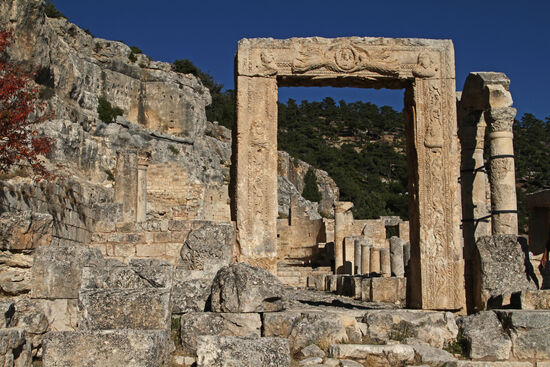 Eingangsportal aus drei verzierten monolithischen Quadern
