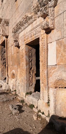 Die dreischiffige Kuppelkirche - verziertes Eingangsportal