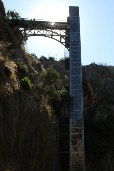 Mit dem Aufzug nach oben