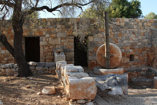 Typisches Landhaus mit einer Ölmühle