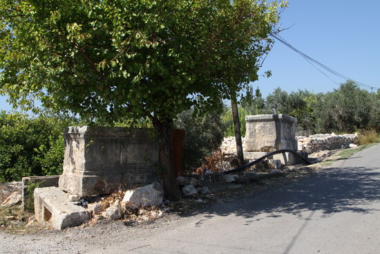 Antike Sarkophage an der Straße