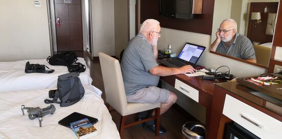 Danach bummeln wir in der Innenstadt von Adana durch die Gassen der Gardinen- und Stoffverkäufer bis zur Sabanci Merkez Moschee.