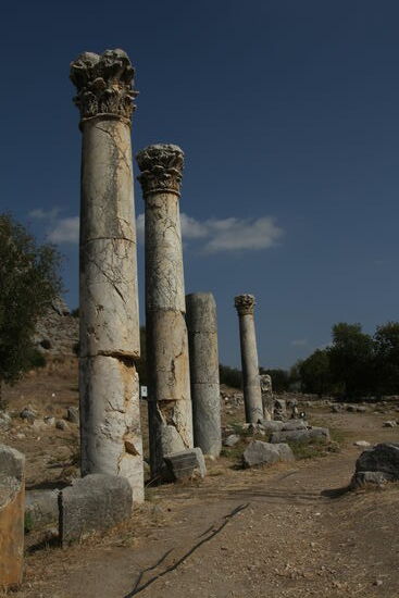 Kolonnadenstraße mit Säulen
