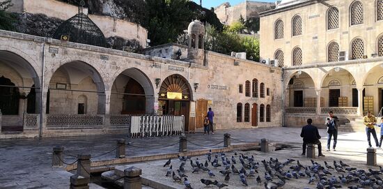 Mevlid-i Halil Camii - Eingang zur Geburtsgrotte
