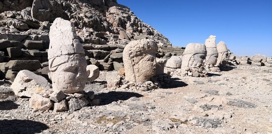 König Antiochos I. mit den Götterstatuen