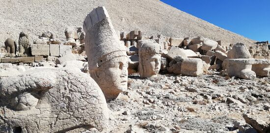 Westterrasse - König Antiochos I.  und Tyche von Kommagene