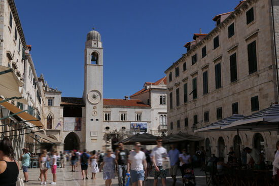 Die Flanierstraße Stradun oder Placa mit dem Uhrenturm