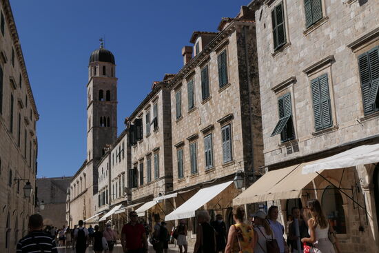 Die Flanierstraße Stradun mit dem Turm der Franziskaner Kirche