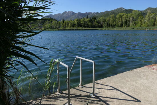 Die Häuser am See haben alle einen privaten Bootssteg