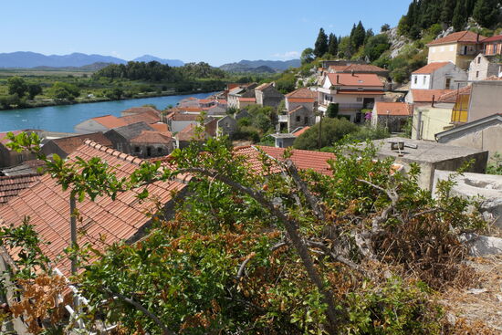 Der kleine Ort Komin erstreckt sich entlang des Flusses Neretva