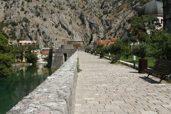 Kotor - die Stadtmauer an der Uferseite