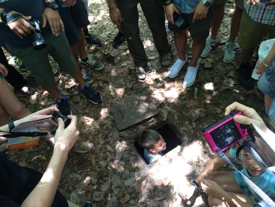 Philipp durfte in den engen Tunnel, für uns zu schmal!