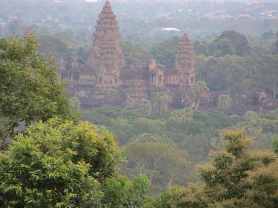 Blick auf Angkor Wat vom Phnom Bakheng
