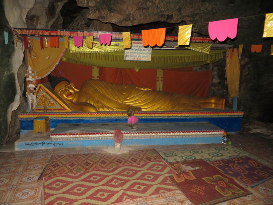 Liegender Buddha in einer Felsniesche