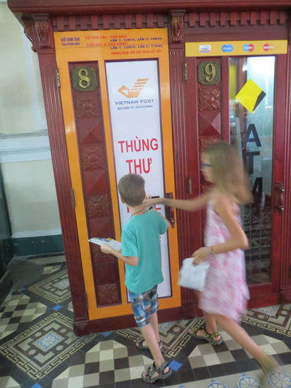 Noch die letzten Postkarten einschmeißen