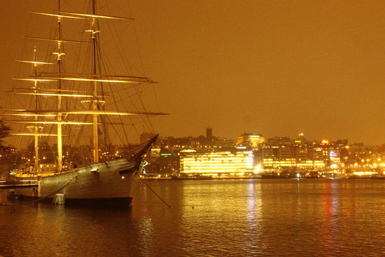 Stockholm bei Nacht. Das Schiff war gleichzeitig unsere Übernachtungsmöglichkeit!