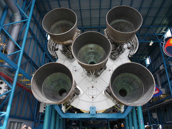 Zu Fuße der Saturn V Rakete, mit der Apollo-Missionen durchgeführt worden.