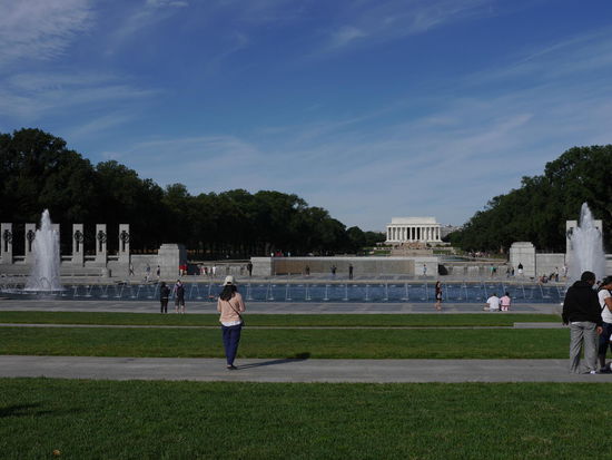 World War II Monument mit Reflecting Pool und Lincoln Memorial im Hintergrund