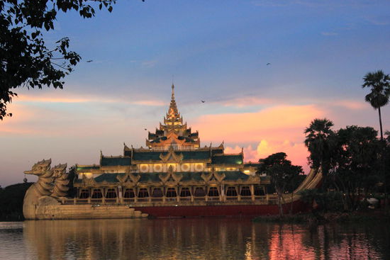 "Kandawgyi Park &amp; Lake"