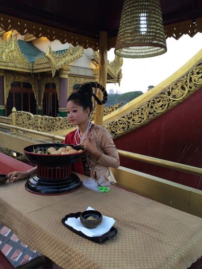 "Karaweik Palace" Yangoon