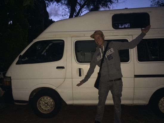 Das war der Abend wo wir unser Auto gekauft haben 
Dennis ist glücklich 