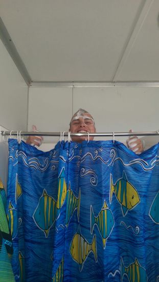 Dennis kann schön über die Dusche schauen 