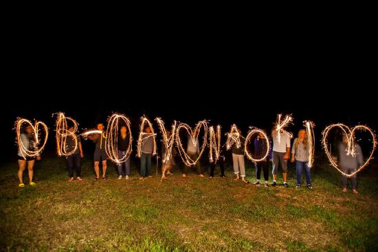 B-DAY NAOKI
Mit Wunderkerzen 