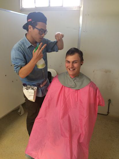 Erdbeerfarm 
SO sieht das richtige Farmleben aus! 
Dennis bekommt in den Duschräumen einen neuen Haarschnitt von Kim verpasst! Sehr gut einen Frisör auf der Farm zu haben.