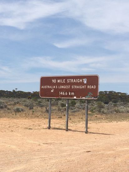Eine 146,6 Kilometer lange gerade Strecke. Eine der längsten gerade Strecken der Welt!!!