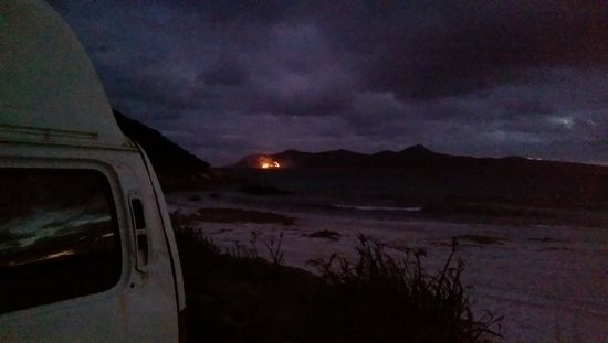 Auf dem gegenüberliegenden Berg war ein Buschfeuer.