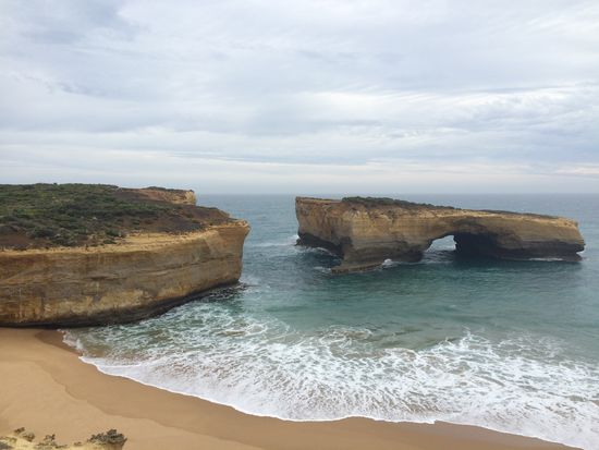 London Bridge an der Great Ocean Road! Ursprünglich war eine Brücke zwischen den Felsen. Diese ist 1990 eingestürzt und 2 Touristen mussten mit einem Helikopter von der neuesten Insel des Planetensystem abgeholt werden. Coole Story oder ? 