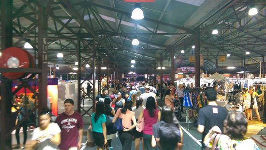 Victoria Night Market
Normalerweise ist der Markt tagsüber, aber jeden Mittwoch ist er bis 22 Uhr und man kann ganz viele leckere Sachen essen und es spielen Livebands. Echt cool!