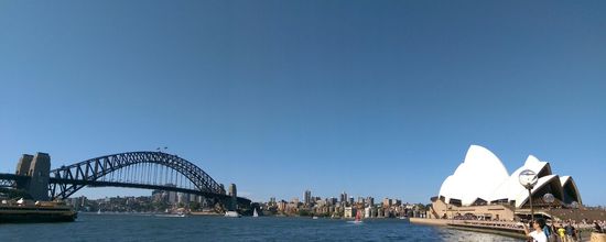 Sydney - Opera House (rechts) und Harbour Bridge