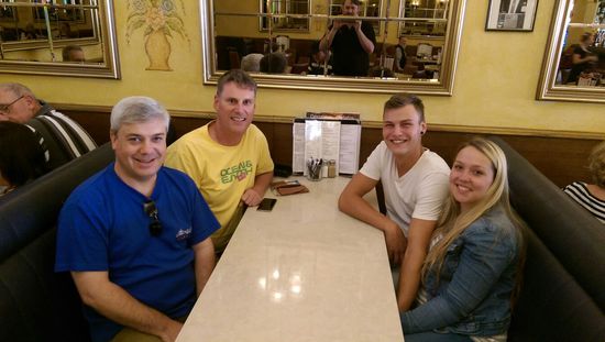 Schöner Nachmittag mit David und Scott in ihrem Lieblingscafé! 