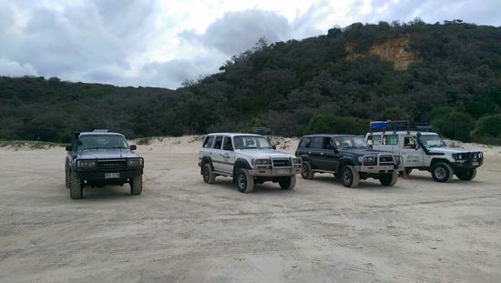 Fraser Island Tour - Die coolen Karren!!!  Unser war der zweite von links.