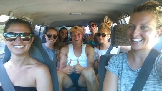 Fraser Island Tour - Gruppe im Auto. Dennis mit sieben Mädels! Der arme Kerl! 
