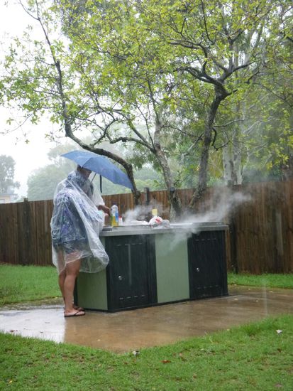Agnes Water - Wie ich schon erwähnt habe, wird man bei Regen erfinderisch. Auch wenn man mit Regenschirm BBQ machen muss, es klappt! 