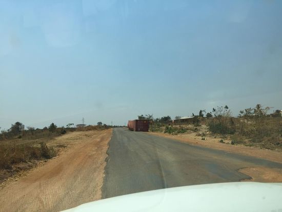 Kurz vor Mpika, jemand hat seinen Container verloren.
Typischer Straßenrand, rechts ein Schlagloch.