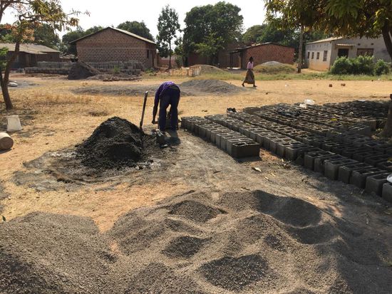 Herstellung von Mauersteinen: Eine Mischung wird hergestellt und in eine Form gedrückt, die Form angehoben, der Stein "fällt" heraus, liegt zum Trocknen einige Tage in der Sonne und wird dann verwendet.
