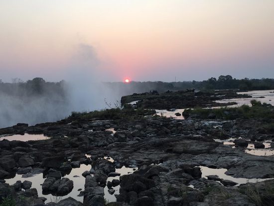 Viktoriafälle
rechts im Hintergrund mit höheren Bäumen: Livingstone Island