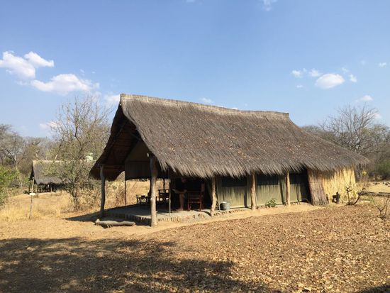 Mayukuyuku, Zelt unter Dach, im "Anbau" das Bad