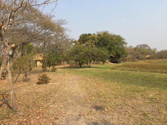 NanzhilaLodge
Mitte, unter dem großen Baum: Hauptgebäude mit Terrasse