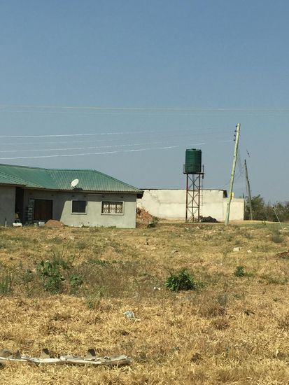 Erhöht aufgestellter Wassertank für eine gute Wasserversorgung