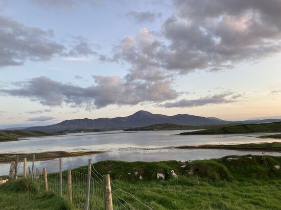 Hügelkette, mittig der Croagh Patrick